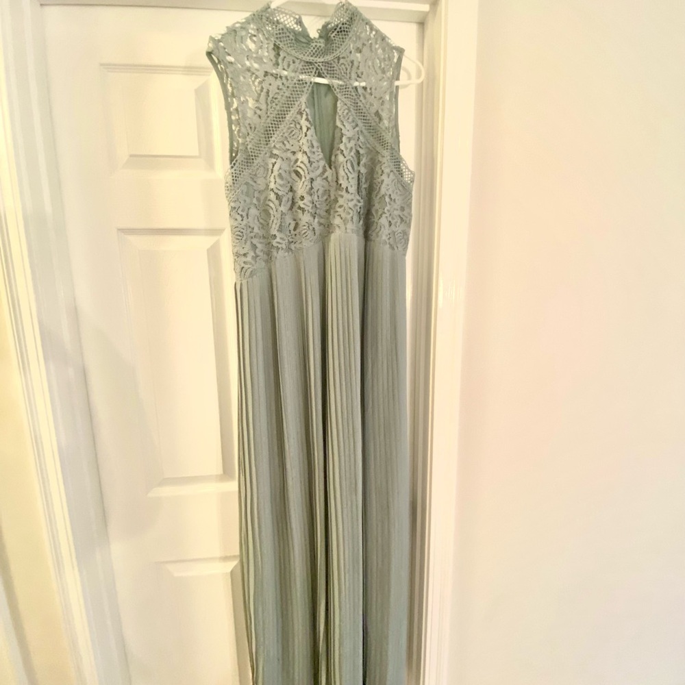 Elegant Lace Sleeveless Maternity Gown - Picture 4 of 4